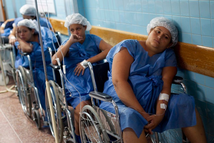 Cảnh những phụ nữ mang thai đang đợi chờ để được xét nghiệm trước sinh tại một bệnh viện phụ sản công ở thủ đô Caracas, Venezuela